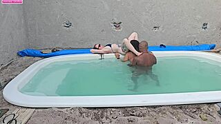 Batendo uma na piscina e fudendo duas gostosas com gosada dentro