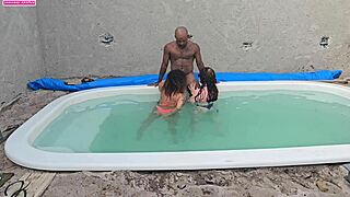 Batendo uma na piscina e fudendo duas gostosas com gosada dentro