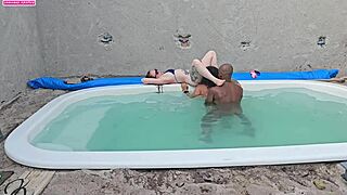 Batendo uma na piscina e fudendo duas gostosas com gosada dentro