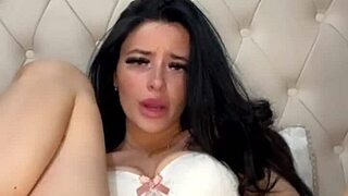 Ameriška študentka 18+ sola s webcam igračkami