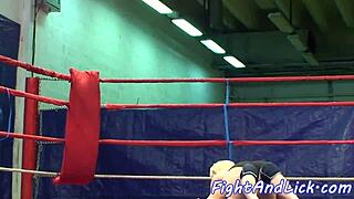 レスリング後にマンコを舐める