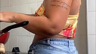 Exhibitionist Flashes Big Pussy on Live Stream