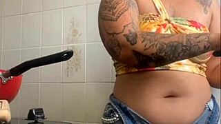 Exhibitionist Flashes Big Pussy on Live Stream