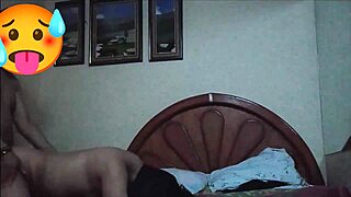 Hago el amor con uno de mis suscriptores que era chibolo y duro mas de 50 minutos y me dejo bien cachada