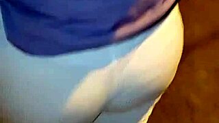 venezolana madura flashes in leggings on street