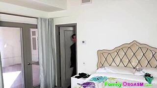 Pasierbica i złodziejski ojczym dzielą hardcore rodzinny orgazm w zakazanej scenie grupowej