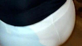 venezolana madura flashes in leggings on street