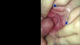 teasing that pussy 😈