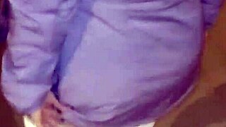 venezolana madura flashes in leggings on street