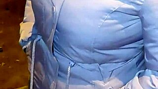 venezolana madura flashes in leggings on street