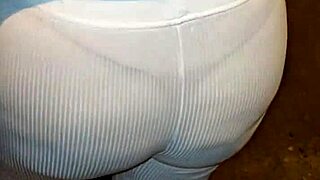 venezolana madura flashes in leggings on street