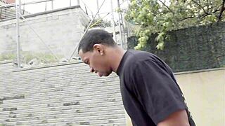 Chica cachonda va por la calle pidiendo pollas parte 2