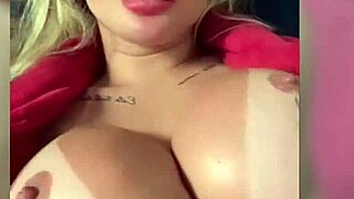 Mature milf masturbates intensely in siririca