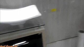 casada mostra buceta pra todo mundo no meio da rua