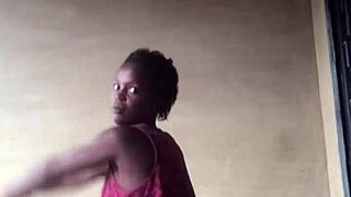 Crazybitch loves to twerk her sexy big ass