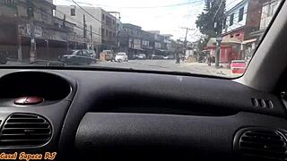 casada mostra buceta pra todo mundo no meio da rua