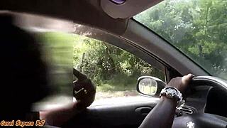 casada mostra buceta pra todo mundo no meio da rua