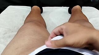 minha namorada bateu uma siririca gostosa em sua bucetinha apertadinha e lisa me deixando excitado que fui gozar