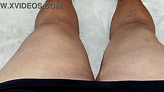 minha namorada bateu uma siririca gostosa em sua bucetinha apertadinha e lisa me deixando excitado que fui gozar