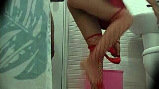 Novia infiel follando en el baño después de la fiesta cámara espía