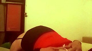 Milf encuentro a mi suegra sola en la habitaci�n y me propone que la folle antes que llegue mi novia y nos pille