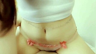 mi vecina sumisa accede a lo que le pida y me vengo en su espalda footjob