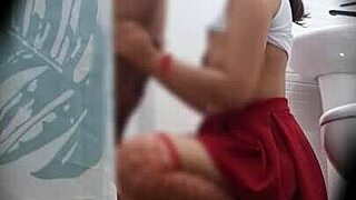 Novia infiel follando en el baño después de la fiesta cámara espía