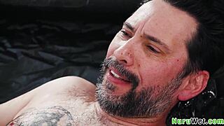 Космата блондинка масажистка търка мокра путка