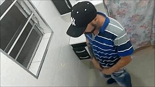 Novinha � Fodida Por Um Estranho No Banheiro Do Barzinho