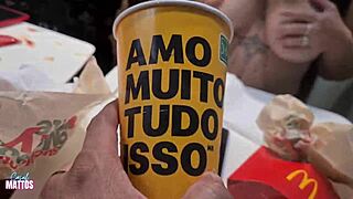 Fomos no fast food comer um mcbuceta