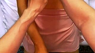 el padrastro invitó a la mejor amiga a su sala y terminaron en algo más