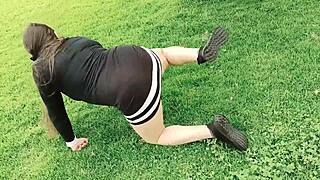 mostrona cuñada puta latina colombiana exhibicionista me lleva al parque para que la grabe y enseñarme sus tangas y su concha quiere calentarme la zorra parte1 full on red