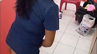 我在医院走廊！！因为是 12 月 24 日，所以没有顾客。我在录制自己的同时炫耀我的臀部。我很饥渴，因为我男朋友稍后要来操我。