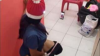 我在医院走廊！！因为是 12 月 24 日，所以没有顾客。我在录制自己的同时炫耀我的臀部。我很饥渴，因为我男朋友稍后要来操我。