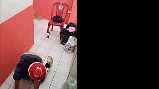 我在医院走廊！！因为是 12 月 24 日，所以没有顾客。我在录制自己的同时炫耀我的臀部。我很饥渴，因为我男朋友稍后要来操我。