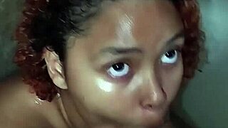 Casal faz sexo apaixonado no banheiro com leitada na boca 😘