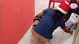 我在医院走廊！！因为是 12 月 24 日，所以没有顾客。我在录制自己的同时炫耀我的臀部。我很饥渴，因为我男朋友稍后要来操我。