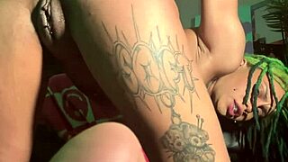 anal virgin wetkittycity stretches her asshole