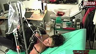 Deutsche domina dominiert eine frau und einen mann