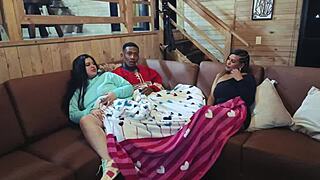 La Amiga De Mi Esposa Nos Visita Y Me La Folla Mientras Ella Ve Peliculas