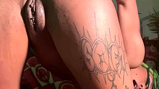 anal virgin wetkittycity stretches her asshole