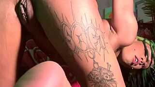 anal virgin wetkittycity stretches her asshole