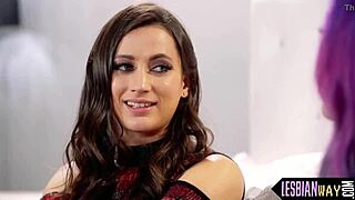 Glamcore lesbian babe tribbing her gf