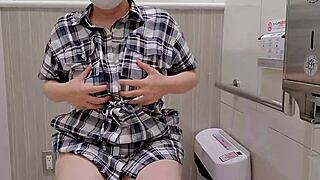 Gift kvinna njuter privat av onani i butikstoaletten