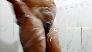 Married woman wants get destroy her pussy while bathing