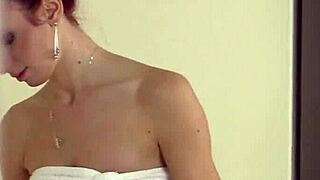 Delikatna rudow osa panienka subtelnie masturbuje cipk 😊.