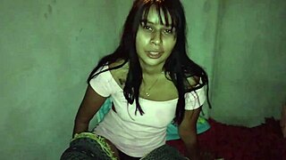 Dejo quedar en el porche de mi casa a la puta de la esquina y esta en agradecimiento me folla rico 😈