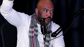 mostrou seus brinquedinhos sexuais o pau preferido pra colocar no cu e a tatuagem no peito