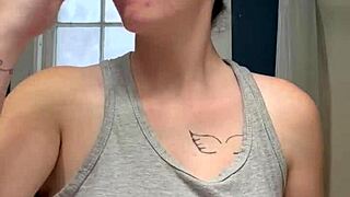 Ivy19921 shaves wet pussy before bed masturbation