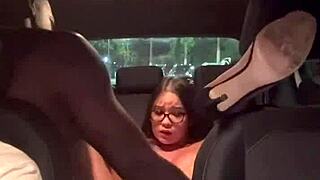 asiatica gostosa sentando gostoso no motorista de uber enquanto noivo dirige pro bbc foder